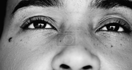 Monochrome Makro-Großaufnahme von Frauenaugen, die Augen in Makro- und dramatischem intensivem Schwarz-Weiß öffnen. Erweckungskonzept, Offenbarung und klares Geisteskonzept