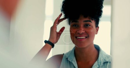 Téléchargez les photos : Une jeune femme noire joyeuse se regardant dans le miroir avec confiance et envoyant un baiser à elle-même prêt à sortir - en image libre de droit