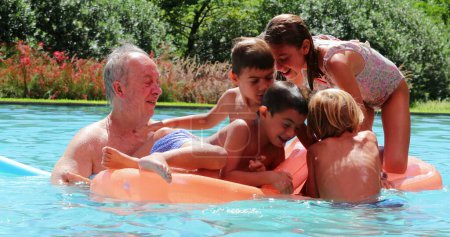 Téléchargez les photos : Groupe d'enfants sur matelas gonflable à la piscine - en image libre de droit