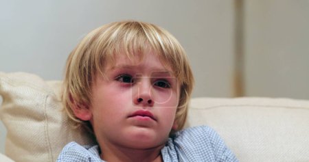 Foto de Pequeño niño viendo la televisión en casa - Imagen libre de derechos