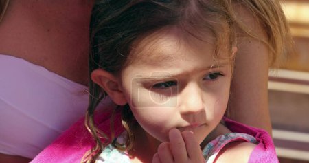 Téléchargez les photos : Petite fille réfléchie enfant après la piscine pensant enfant contemplatif franc - en image libre de droit