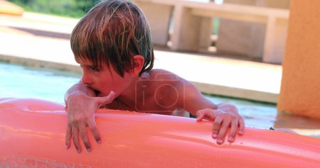 Foto de Niño en la piscina jugando - Imagen libre de derechos