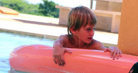 Foto de Niño en la piscina jugando - Imagen libre de derechos