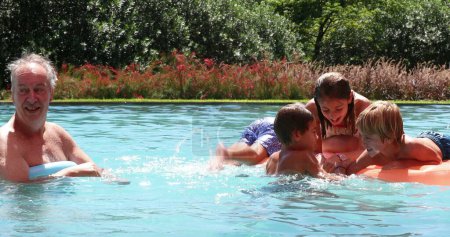 Téléchargez les photos : Enfants à la piscine environnement jouer en famille jouer ensemble - en image libre de droit