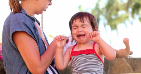 Téléchargez les photos : Colère bouleversée petite fille se plaignant sentiment frustration - en image libre de droit