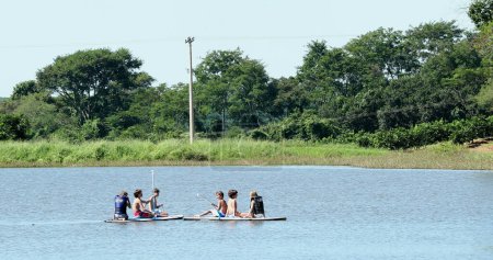 Téléchargez les photos : Enfants jouant à la rivière en canoë kayak - en image libre de droit