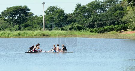 Foto de Niños jugando en el río dentro de canoa kayak - Imagen libre de derechos