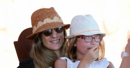Foto de Hija y madre juntas usando sombreros durante las vacaciones de verano - Imagen libre de derechos