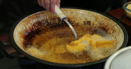 Téléchargez les photos : Mandioca frita dans une grande poêle à frire avec de l'huile - en image libre de droit