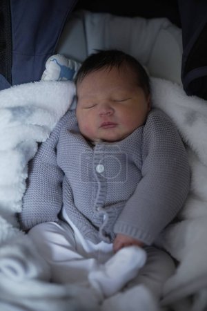 Ein Neugeborenes, in eine kuschelige Decke gewickelt, schläft ruhig und strahlt ein Gefühl von Ruhe und Geborgenheit aus.