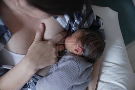 Foto de Primer plano de una madre amamantando a su bebé, enfatizando la conexión tierna y el cuidado compartido entre ellos. - Imagen libre de derechos