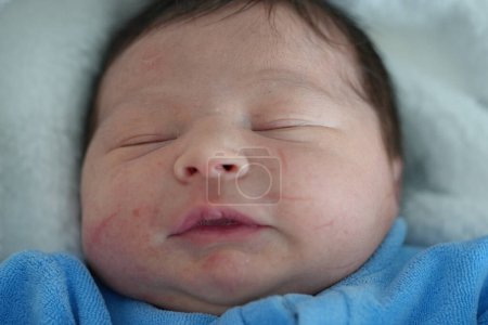 Téléchargez les photos : Un serein gros plan d'un nouveau-né visage, paisiblement endormi, soulignant les traits délicats et le calme d'un bébé les premiers jours - en image libre de droit