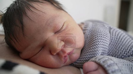 Neugeborenes Baby schläft auf der Brust der Mutter - Sanfter, friedlicher Schlaf in den ersten Tagen des Lebens, Makro-Nahaufnahme des Gesichts im Weitwinkel