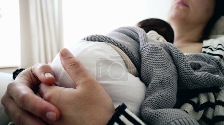 Intime Sicht auf Mutter und Neugeborenes im Tiefschlaf - Erste Woche im Leben eines Säuglings im Zeichen der Mutterpflege