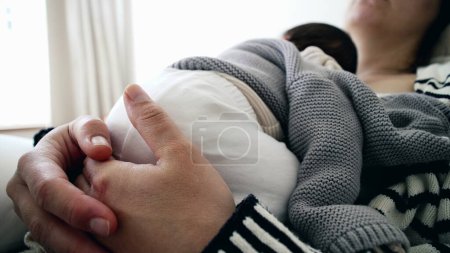 Intime Sicht auf Mutter und Neugeborenes im Tiefschlaf - Erste Woche im Leben eines Säuglings im Zeichen der Mutterpflege