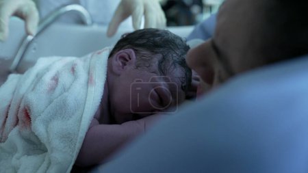 Premiers moments de la vie alors que le nouveau-né pleure sur la poitrine de sa mère après la naissance, soulignant l'importance du lien mère-enfant