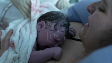 Die ersten Augenblicke des Lebens als Neugeborenes weint auf der Brust der Mutter nach der Geburt und unterstreicht die Bedeutung der Mutter-Kind-Bindung