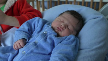 Neugeborenes Baby schläft friedlich in einem gemütlichen Outfit neben Geschwistern, symbolisiert familiäre Bindung, frühe Geschwisterbindung und Liebe in einer nährenden Umgebung und fängt zärtliche Momente ein