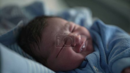 Neugeborene Säuglinge in den ersten Lebenstagen wach in der ersten Woche