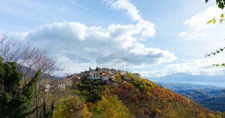 Téléchargez les photos : Le village de Montorio in Valle situé sur la colline dans la municipalité de Pozzaglia Sabina dans la province de Rieti. - en image libre de droit