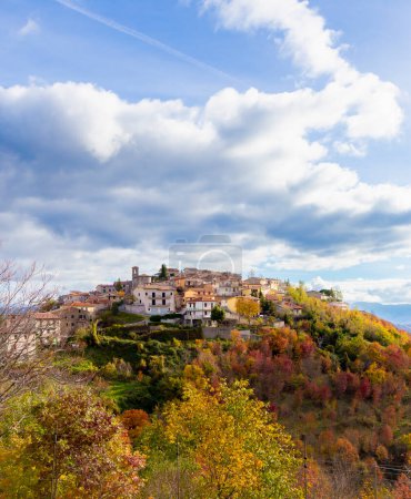 Foto de El pueblo de Montorio en Valle situado en la colina en el municipio de Pozzaglia Sabina en la provincia de Rieti. - Imagen libre de derechos