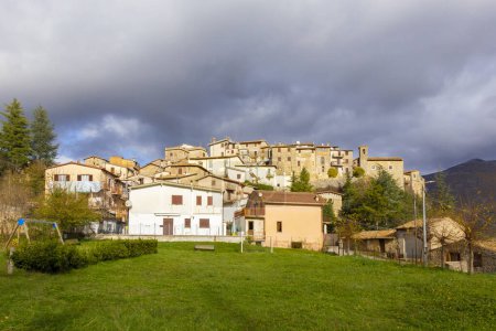 Foto de Vista de la ciudad de Pietraforte en el municipio de Pozzaglia Sabina en la provincia de Rieti. Lazio, Italia. - Imagen libre de derechos