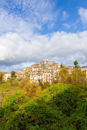 Foto de Visión de la ciudad de Turania entre las colinas y el cielo. Provincia de Rieti. - Imagen libre de derechos