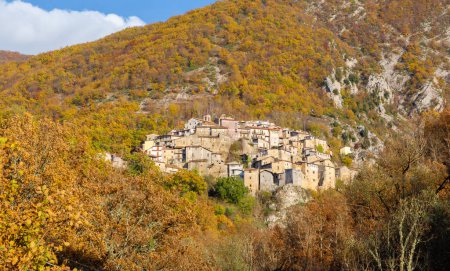 Foto de El pueblo de Castelmenardo enclavado entre las montañas es una fracción del municipio de Borgorose situado en la provincia de Rieti. Italia. - Imagen libre de derechos