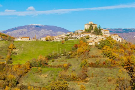 Téléchargez les photos : Le hameau du petit village de Rigatti dans la municipalité de Varco sabino situé entre les montagnes sous un ciel bleu clair avec la végétation au premier plan. Province de Rieti. Italie. - en image libre de droit