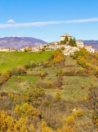 Téléchargez les photos : Le hameau du petit village de Rigatti dans la municipalité de Varco sabino situé entre les montagnes sous un ciel bleu clair avec la végétation au premier plan. Province de Rieti. Italie. - en image libre de droit