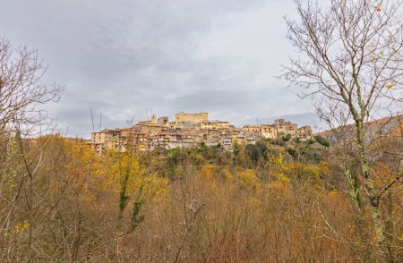 Foto de Panorama del pueblo de Posticciola en las montañas de la provincia de Rieti. Italia. - Imagen libre de derechos