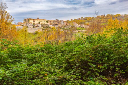 Foto de El pueblo de Longone Sabino en la provincia de Rieti. Italia. - Imagen libre de derechos