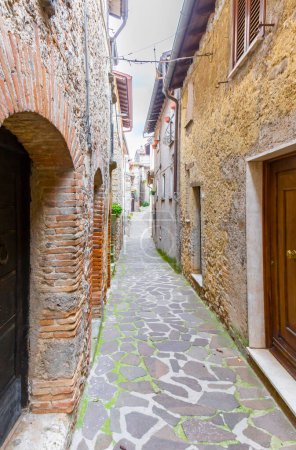 Téléchargez les photos : Allée pavée en porphyre dans le vieux village de Longone Sabino dans la province de Rieti. Italie. - en image libre de droit