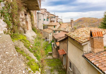 Foto de Vista de las casas en el antiguo pueblo de Longone Sabino en la provincia de Rieti. Italia. - Imagen libre de derechos