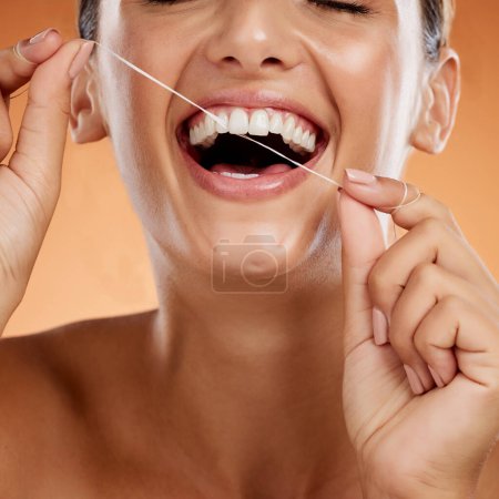 El hilo dental, la salud dental y el cuidado bucal de una mujer feliz sonríen sobre la práctica saludable. Felicidad de una persona que usa un tratamiento oral limpio, de belleza y hilo dental para obtener resultados limpios para Invisalign.