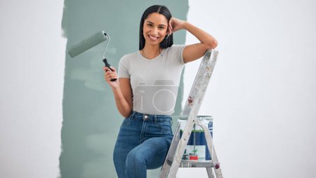 Farbe, Wand und Frau mit Farbwahl im Porträt für die Renovierung von Häusern, Raumausstattung oder kreative Hardware-Projektinspirationen. Glückliche Malerin auf Leiter zum Malen mit Mock-up-Marketing.