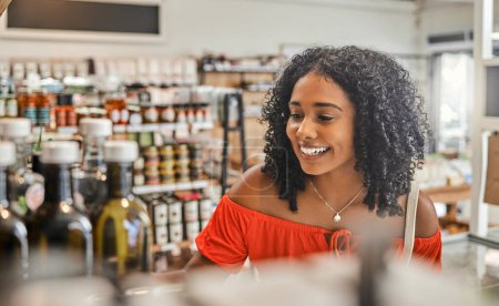 Supermarkt, Einkauf vor Ort und Nachhaltigkeit, Frau kauft Luxuslebensmittel zur Unterstützung umweltfreundlicher Kleinunternehmen. Lebensmittelgeschäft mit geringem CO2-Fußabdruck für einen gesunden nachhaltigen Lebensstil