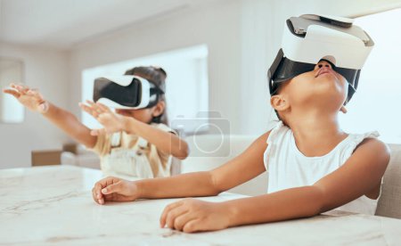 Téléchargez les photos : Vr, la technologie et les enfants dans leur maison, jouer avec casque sur les vidéos en streaming, jeux et metaverse ux. Tech, 3D et enfants avec lunettes de réalité virtuelle pour les films, les jeux et le plaisir futuriste. - en image libre de droit