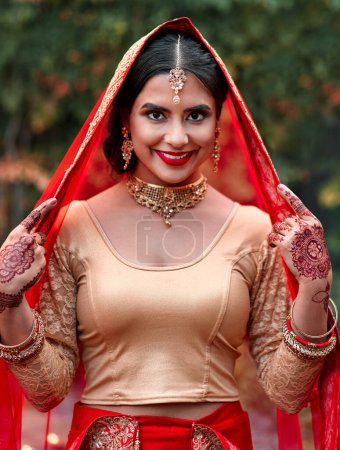 Foto de La novia se ve vibrantemente hermosa. una hermosa novia hindú - Imagen libre de derechos