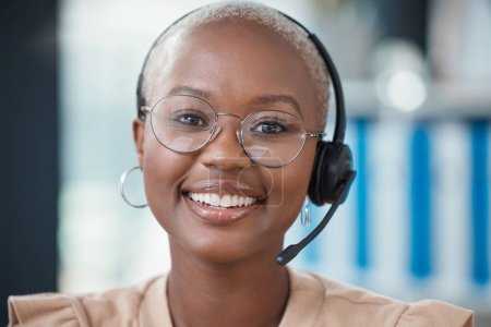 Schwarze Frau, Callcenter und Lächeln im Porträt, Berater und Brille mit Headset zur Kommunikation. Kontaktieren Sie uns, crm und Kundenbetreuung mit glücklich, Mädchen oder Gesicht im Kundendienst, Hilfe oder Agent.