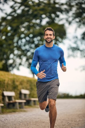 Foto de Corre por la salud de la misma. un hombre deportivo de mediana edad corriendo - Imagen libre de derechos