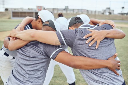 Huddle, Baseball-Teamwork und Team auf dem Baseball-Feld bereit für Spiel, Match oder Wettbewerb. Training, Bewegung und Menge von Baseballspielern zusammen für Motivation, Teambildung oder Siegermentalität