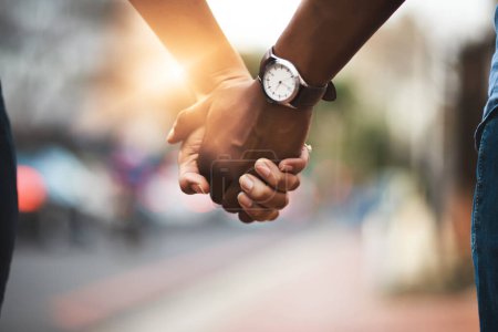 Téléchargez les photos : Garde l'amour pour toujours. un couple affectueux tenant la main à l'extérieur - en image libre de droit