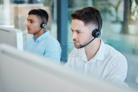 Callcenter, fokussierter Geschäftsmann und Hilfe bei der Beratung im Kundenservice online. Betreiber, Telemarketing und Berater, die digitale Unterstützung über ein Headset anbieten. Hotline-Agent, kontaktieren Sie uns und helfen Sie.