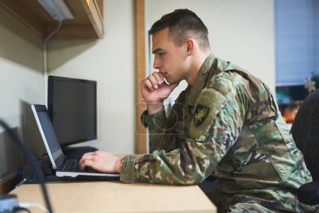 La educación, la herramienta más poderosa que existe. un joven soldado usando un portátil en los dormitorios de una academia militar