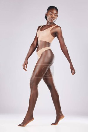 Fitness, Model und schwarze Frau im Studio für Wellness, Ernährung und Bewegung, Körper und Hautpflege auf weißem Hintergrund. Schönheit, Frau und Mädchen in Dessous-Pose, gesunde und Ganzkörperfigur-Attrappe.