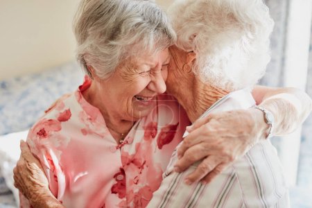 Téléchargez les photos : Je t'aime comme une sœur. deux femmes âgées heureuses s'embrassant à la maison - en image libre de droit