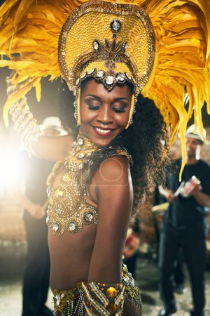 Das Sexy in Samba verwandeln. eine schöne Samba-Tänzerin tritt beim Karneval auf