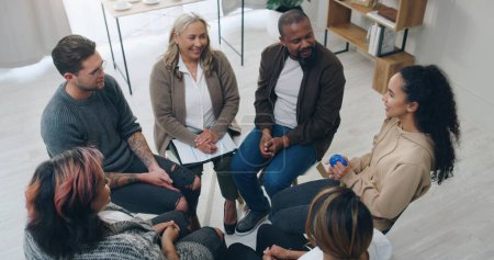 Creación de equipos, grupo de terapia y personas en círculo para el apoyo a la salud mental, la comunicación y el servicio de asesoramiento en la oficina. Diversidad, comunidad y grupo de personas de confianza en psicología hablan juntos.