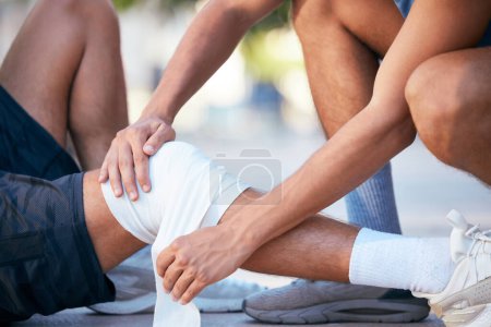 Erste-Hilfe-Verband, Knieverletzung und Sportverletzung des Fitness-Athleten Sturz auf den Boden, Unfall und Körperschmerzen, medizinischer Notfall und Übungsproblem. Mann deckt Baumwollgewebe Gips auf Knie Schmerzen Beine.